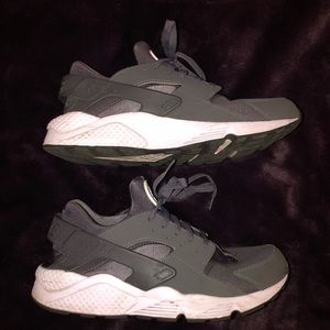 Men’s Nike Huarache size 13